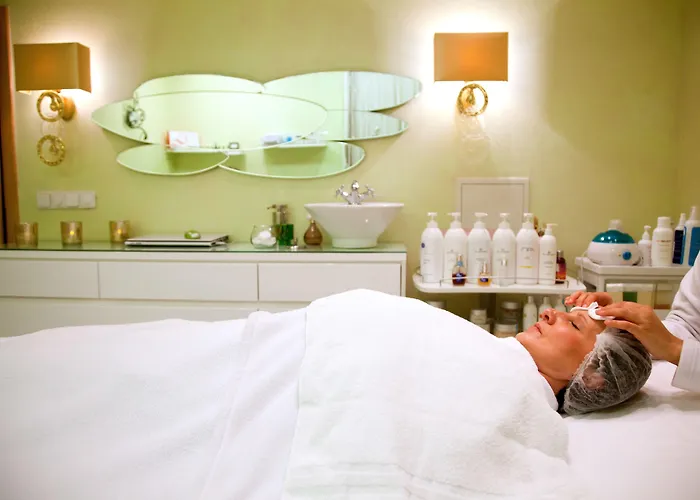 Ambiente Wellness & فندق كارلوفي فاري